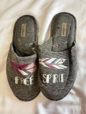 Etan Free Spirit Gray Slip-On Women's House Slippers with Pink Feather Accent